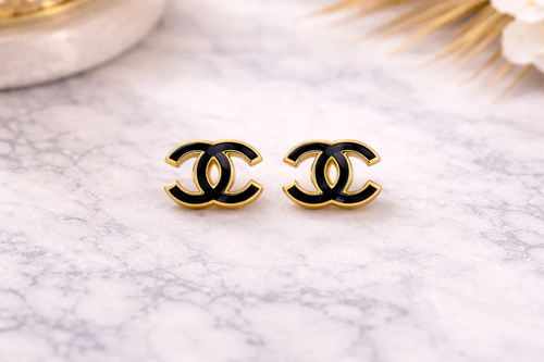 Chanel – klassiska CC-örhängen (svart/guld)